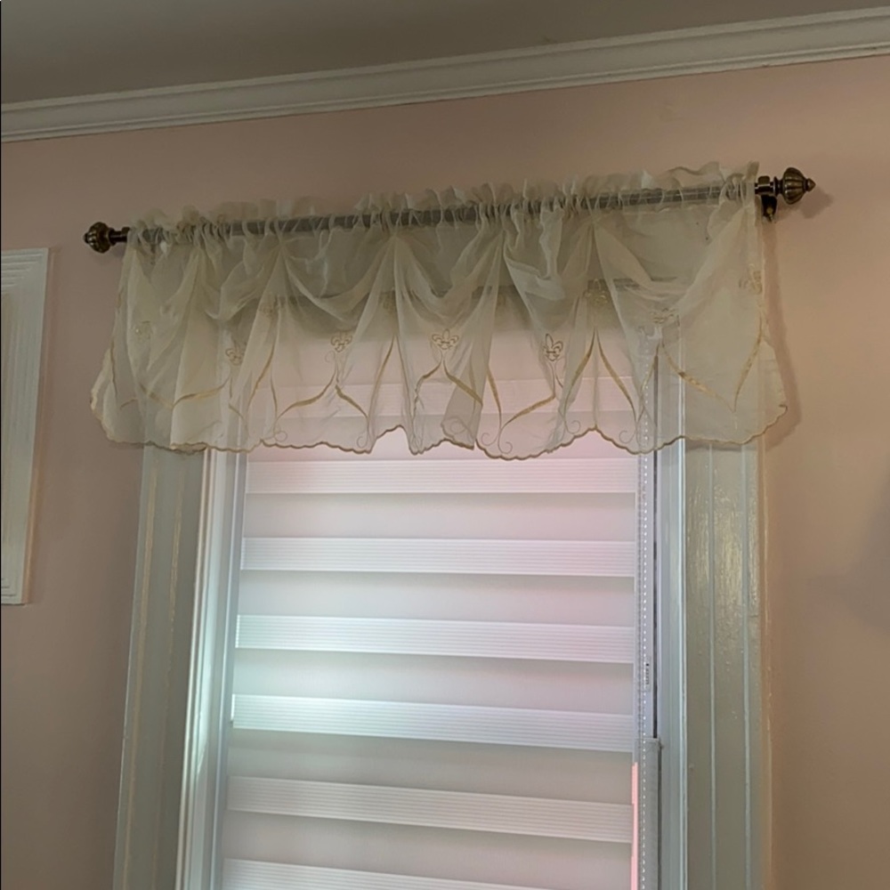 Curtains - Picture 4 of 4